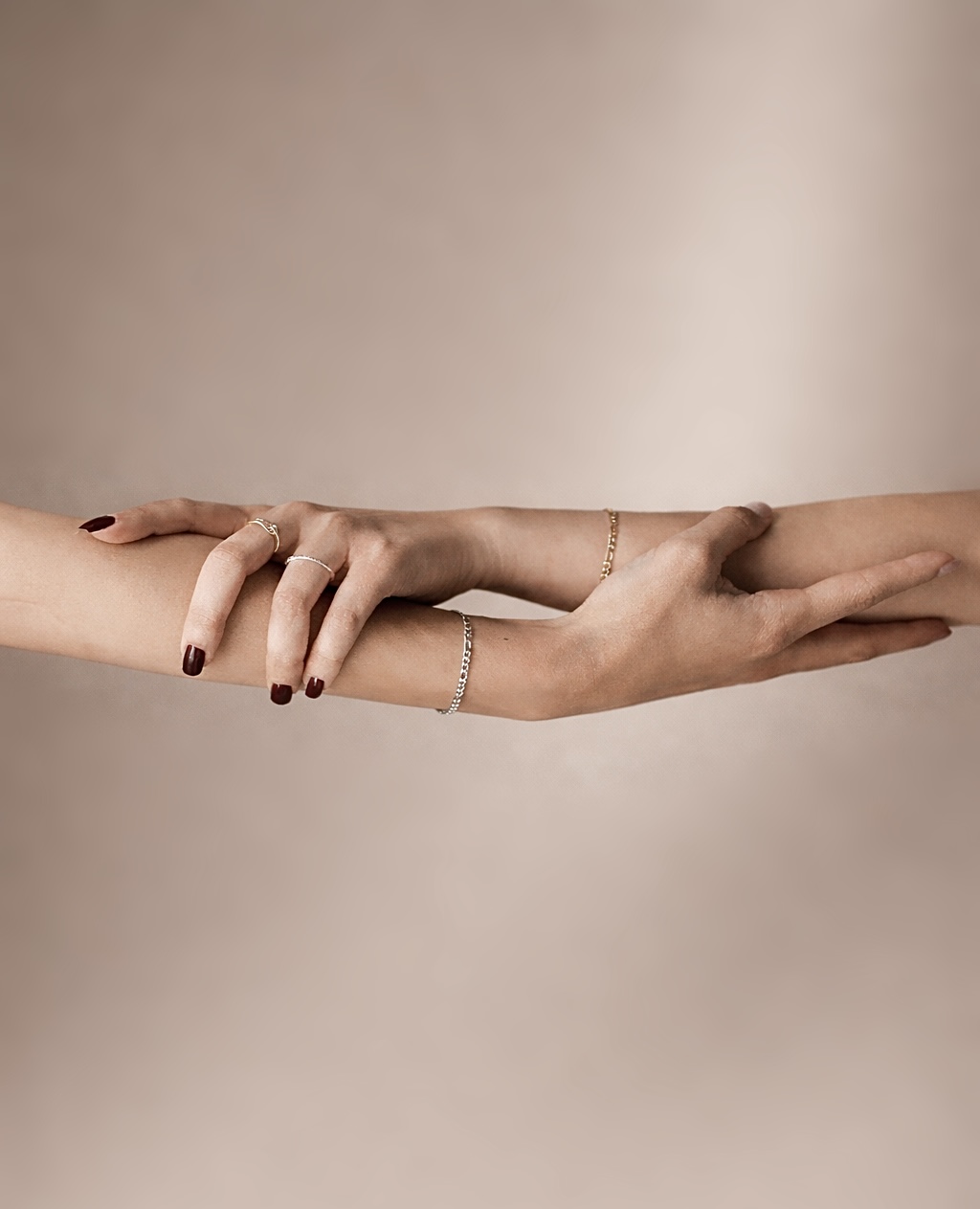 Две ръце с перманентни гривни Infinity Bracelets